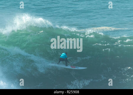 Joao de Macedo Surfen bei Nazaré Herausforderung der WSL Stockfoto