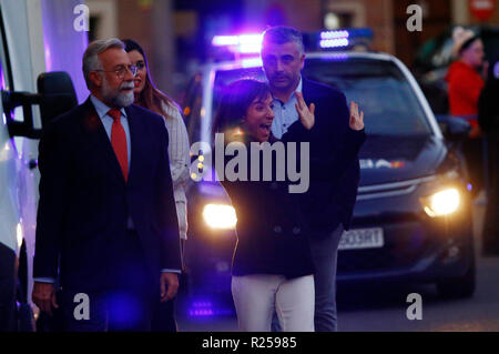 Spanisch Karateka Sandra Sanchez (r) mit dem Bürgermeister der Stadt und die Mitglieder der Gesellschaft sind nach ihrer Ankunft bei den Feierlichkeiten in Talavera de la Reina gesehen. Stockfoto