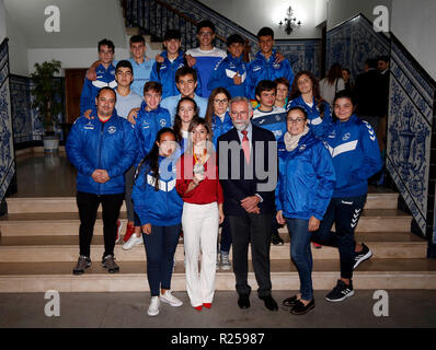 Spanisch Karateka Sandra Sanchez gesehen posieren für ein Foto mit dem Bürgermeister der Stadt und ihren Spaß bei den Feierlichkeiten in ihrer Heimatstadt in Talavera de la Reina. Stockfoto