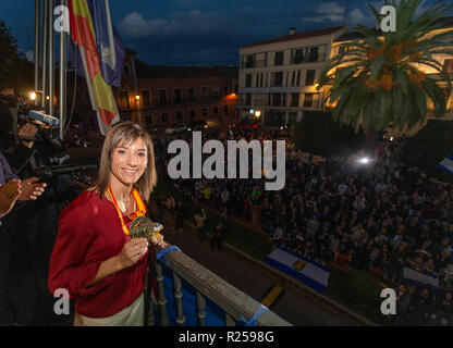 Spanisch Karateka Sandra Sanchez gesehen mit ihrer Goldmedaille bei den Feierlichkeiten posiert in ihrer Heimatstadt in Talavera de la Reina. Stockfoto