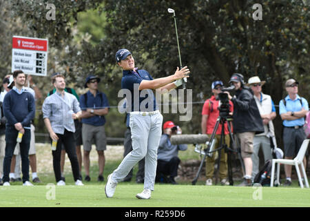 Sydney, Australien. 17. November 2018, die Seen Golf Club, Sydney, Australien; Emirates Australian Open Golf, Runde 3; Jake Mckleod von Australien Uhren seinen zweiten Schuß auf der vierten Bohrung Credit: Aktion Plus Sport Bilder/Alamy leben Nachrichten Stockfoto