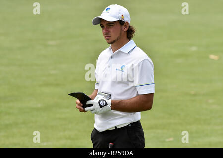 Sydney, Australien. 17. November 2018, die Seen Golf Club, Sydney, Australien; Emirates Australian Open Golf, Runde 3; David Micheluzzi von Australien prüft seine Notizen in der 4. Bohrung Credit: Aktion Plus Sport Bilder/Alamy leben Nachrichten Stockfoto