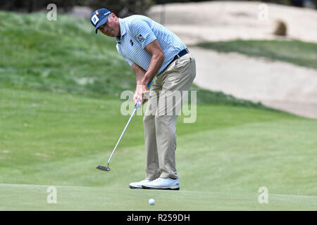 Sydney, Australien. 17. November 2018, die Seen Golf Club, Sydney, Australien; Emirates Australian Open Golf, Runde 3; Matt Kuchar der Vereinigten Staaten von Amerika Uhren sein Schlag auf der vierten Bohrung Credit: Aktion Plus Sport Bilder/Alamy leben Nachrichten Stockfoto