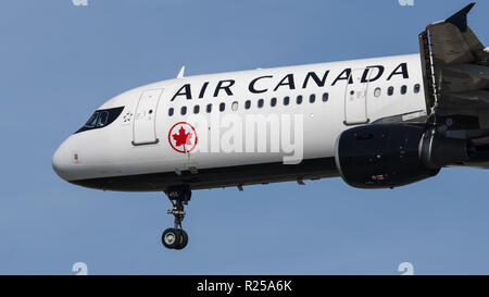 Richmond, British Columbia, Kanada. 27 Sep, 2018. Eine Air Canada Airbus A 321-200 (C-GIUF) jetliner auf kurze letzte Ansatz für die Landung. Credit: bayne Stanley/ZUMA Draht/Alamy leben Nachrichten Stockfoto