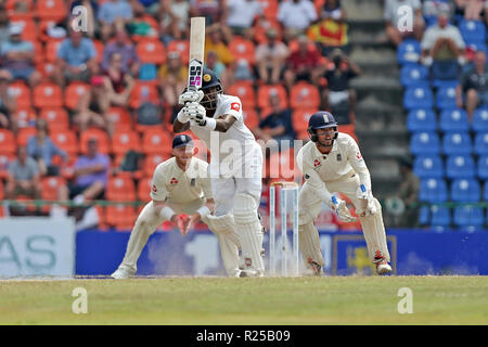 Kandy, Sri Lanka. 17. November 2018, pallekele International Cricket Stadion, Kandy, Sri Lanka; Internationale Test Cricket, zweiter Test, Tag 4, Sri Lanka gegen England; Angelo Mathews hits vier als Ben Foakes und Ben schürt Watch auf Kredit: Aktion Plus Sport Bilder/Alamy leben Nachrichten Stockfoto