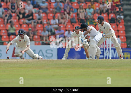 Kandy, Sri Lanka. 17. November 2018, pallekele International Cricket Stadion, Kandy, Sri Lanka; Internationale Test Cricket, zweiter Test, Tag 4, Sri Lanka gegen England; Suranga Lakmal schlägt den Ball nur kurz von Keaton Jennings als Ben Foakes und Watch Credit: Aktion Plus Sport Bilder/Alamy leben Nachrichten Stockfoto