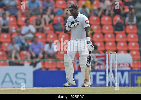 Kandy, Sri Lanka. 17. November 2018, pallekele International Cricket Stadion, Kandy, Sri Lanka; Internationale Test Cricket, zweiter Test, Tag 4, Sri Lanka gegen England; Angelo Mathews macht 50 nicht heraus und legt seine Hand auf seine Sri Lanka Flagge auf seinem Hemd Credit: Aktion Plus Sport Bilder/Alamy leben Nachrichten Stockfoto