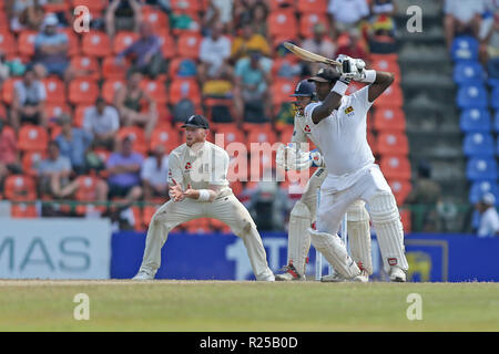 Kandy, Sri Lanka. 17. November 2018, pallekele International Cricket Stadion, Kandy, Sri Lanka; Internationale Test Cricket, zweiter Test, Tag 4, Sri Lanka gegen England; Angelo Mathews schlägt die Kugel Credit: Aktion Plus Sport Bilder/Alamy leben Nachrichten Stockfoto