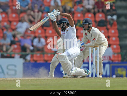 Kandy, Sri Lanka. 17. November 2018, pallekele International Cricket Stadion, Kandy, Sri Lanka; Internationale Test Cricket, zweiter Test, Tag 4, Sri Lanka im Vergleich zu England, roshen Silva schlägt die Kugel für vier als Ben Foakes hält Wicket Credit: Aktion Plus Sport Bilder/Alamy leben Nachrichten Stockfoto