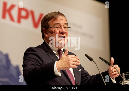 Koblenz, Deutschland. 17. Nov, 2018. NRW-Ministerpräsident Armin Laschet (CDU) Adressen der Föderalen Versammlung der Vertreter von CDU und CSU auf starke Gemeinden des Themas - starkes Deutschland". Quelle: Thomas Frey/dpa/Alamy leben Nachrichten Stockfoto