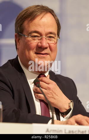 Koblenz, Deutschland. 17. Nov, 2018. NRW-Ministerpräsident Armin Laschet (CDU) Adressen der Föderalen Versammlung der Vertreter von CDU und CSU auf starke Gemeinden des Themas - starkes Deutschland". Quelle: Thomas Frey/dpa/Alamy leben Nachrichten Stockfoto