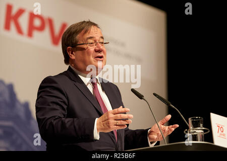 Koblenz, Deutschland. 17. Nov, 2018. NRW-Ministerpräsident Armin Laschet (CDU) Adressen der Föderalen Versammlung der Vertreter von CDU und CSU auf starke Gemeinden des Themas - starkes Deutschland". Quelle: Thomas Frey/dpa/Alamy leben Nachrichten Stockfoto