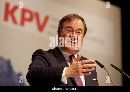 Koblenz, Deutschland. 17. Nov, 2018. NRW-Ministerpräsident Armin Laschet (CDU) Adressen der Föderalen Versammlung der Vertreter von CDU und CSU auf starke Gemeinden des Themas - starkes Deutschland". Quelle: Thomas Frey/dpa/Alamy leben Nachrichten Stockfoto