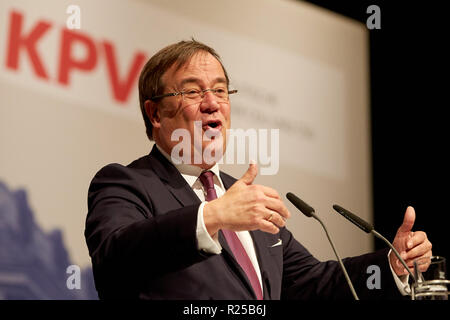 Koblenz, Deutschland. 17. Nov, 2018. NRW-Ministerpräsident Armin Laschet (CDU) Adressen der Föderalen Versammlung der Vertreter von CDU und CSU auf starke Gemeinden des Themas - starkes Deutschland". Quelle: Thomas Frey/dpa/Alamy leben Nachrichten Stockfoto