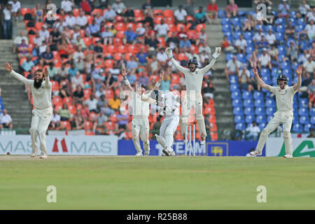 Kandy, Sri Lanka. 17. November 2018, pallekele International Cricket Stadion, Kandy, Sri Lanka; Internationale Test Cricket, zweiter Test, Tag 4, Sri Lanka gegen England; Angelo Mathews geht für Lbw aus moeen Ali Bowling, Ben Foakes, Ben schürt, Keaton Jennings feiern: Aktion Plus Sport Bilder/Alamy leben Nachrichten Stockfoto