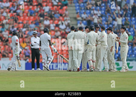 Kandy, Sri Lanka. 17. November 2018, pallekele International Cricket Stadion, Kandy, Sri Lanka; Internationale Test Cricket, zweiter Test, Tag 4, Sri Lanka gegen England; Angelo Mathews Spaziergänge nach, Lbw als England kommen zusammen: Aktion Plus Sport Bilder/Alamy Leben Nachrichten feiern Stockfoto