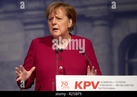 Koblenz, Deutschland. 17. Nov, 2018. Bundeskanzlerin Angela Merkel (CDU) Adressen der Föderalen Versammlung der Vertreter von CDU und CSU zum Thema "Starke Kommunen - starkes Deutschland". Quelle: Thomas Frey/dpa/Alamy leben Nachrichten Stockfoto