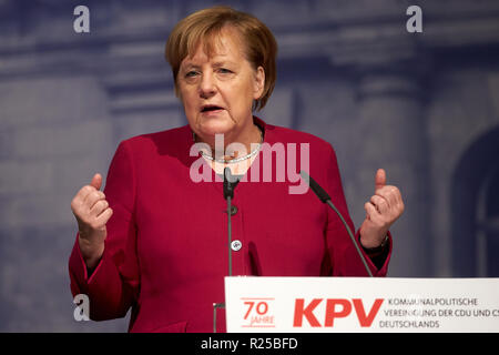 Koblenz, Deutschland. 17. Nov, 2018. Bundeskanzlerin Angela Merkel (CDU) Adressen der Föderalen Versammlung der Vertreter von CDU und CSU zum Thema "Starke Kommunen - starkes Deutschland". Quelle: Thomas Frey/dpa/Alamy leben Nachrichten Stockfoto