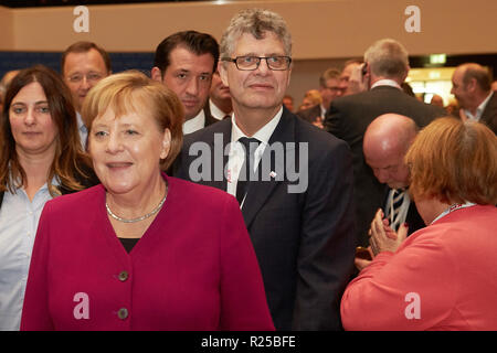 Koblenz, Deutschland. 17. Nov, 2018. Bundeskanzlerin Angela Merkel (CDU) und KPV-Bundesvorsitzende Christian Haase an der Föderalen Versammlung der Vertreter von CDU und CSU zum Thema "Starke Kommunen - starkes Deutschland". Quelle: Thomas Frey/dpa/Alamy leben Nachrichten Stockfoto