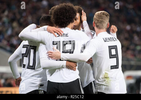 Leipzig, Deutschland. 16 Nov, 2018. Jubel Traube die Deutschen Spieler nach dem Ziel von Leroy SANE (mi., GER) auf 1:0 für Deutschland, Jubel, Jubeln, Jubeln, Freude, Jubel, Feiern, goaljubel, halb Bild, halb Abbildung, Fußball Laenderpiel, Freundschaftsspiel, Deutschland (GER) - Russland (RUS) 3:0, am 15/11/in Leipzig/Deutschland 2018. € | Nutzung der weltweiten Kredit: dpa/Alamy leben Nachrichten Stockfoto