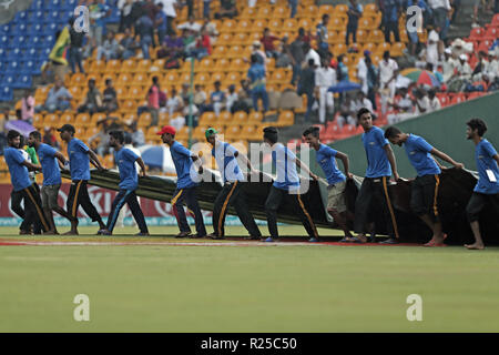 17. November 2018, pallekele International Cricket Stadion, Kandy, Sri Lanka; Internationale Test Cricket, zweiter Test, Tag 4, Sri Lanka gegen England; Abdeckungen werden auf und stoppt die Wiedergabe durch den Regen gebracht Stockfoto