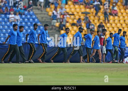 17. November 2018, pallekele International Cricket Stadion, Kandy, Sri Lanka; Internationale Test Cricket, zweiter Test, Tag 4, Sri Lanka gegen England; Regen stoppt die Wiedergabe und die Abdeckungen werden auf gebracht, Sri Lanka sind 226 für sieben, benötigen weitere 75 läuft für den Sieg. Stockfoto