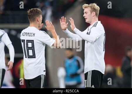 Joshua KIMMICH (links, GER) und Julian BRANDT (GER) über den Sieg freuen, Jubel, Jubel, Jubeln, Freude, Jubel, zu feiern, zu abschließenden Jubel, halb Bild, halb Abbildung, Fußball Laenderpiel, Freundschaftsspiel, Deutschland (GER) - Russland (RUS) 3:0, 11/15/in Leipzig/Deutschland 2018. € | Nutzung weltweit Stockfoto