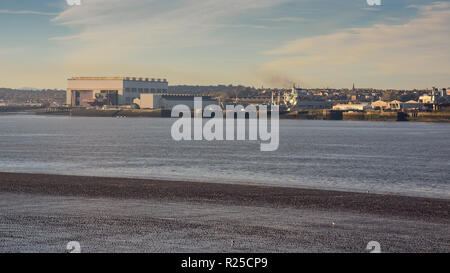 Birkenhead, England, Großbritannien - 8 November, 2017: Royal Fleet Auxiliary Tanker 390 Wave Lineal in Cammell Laird Dock neben dem Gebäude der Werft hal sitzt Stockfoto