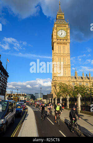 London, England - Mai 24, 2016: Radfahrer vorbei am Big Ben Clock Tower der Häuser des Parlaments über die Fast eröffnet Ost-west-Cycle Superhighways. Stockfoto