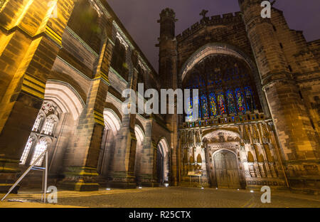 Chester, England, Großbritannien - 4. November 2015: Die Fassade der Kathedrale von Chester in der Nacht. Stockfoto