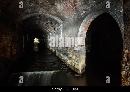 Der Fluss Aire verläuft durch Tunnel unter dem Bahnhof Leeds, Yorkshire. Stockfoto