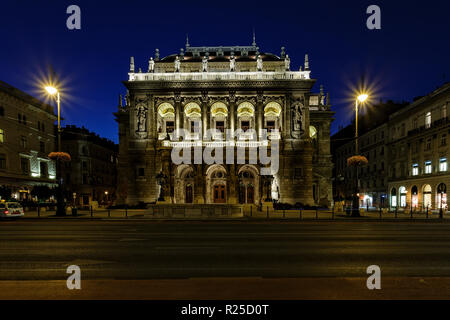 Die Ungarischen Nationaltheater in Budapest. Nachtansicht Stockfoto