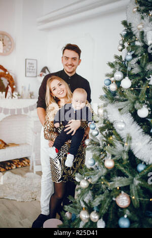 Familie in der Nähe von Christmas tree Stockfoto