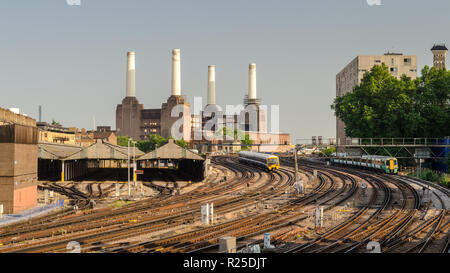 London, England, UK - 9. Juli 2013: südlichen und südöstlichen Elektrischer Triebzug Pendler Personenzüge Ansatz von London Victoria Station, Witz Stockfoto