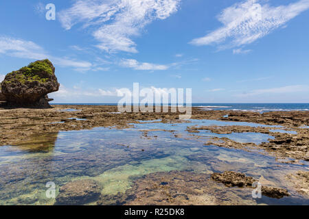 Küste von Okinawa von Gizeh Banta Klippe, Asato, Yaese, Shimajiri Bezirk, der Präfektur Okinawa, Japan Stockfoto