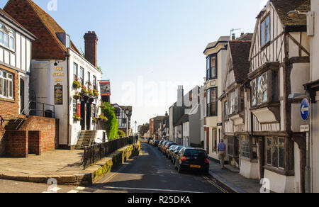 Hastings, England, Großbritannien - 8. Juni 2013: ein Fußgänger geht vorbei an traditionellen Fachwerkhäusern, Geschäften und Pubs auf einer schmalen Straße in der Altstadt von Hastin Stockfoto