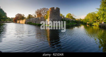 Wells, England, Großbritannien - 25 Mai, 2013: Die mittelalterliche Burg von Palast der Aufstieg der Bischof aus einem Graben in der kleinen Stadt der Brunnen in Somerset. Stockfoto