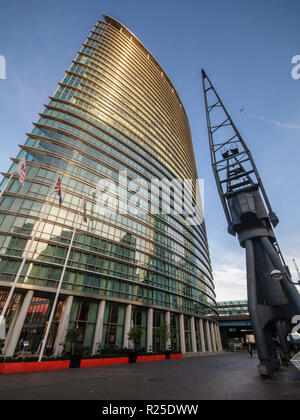 London, England, UK - 10. Dezember 2011: Das Marriott Hotel befindet sich in einem modernen Hochhaus aus Glas und Stahl auf der West India Quay mit Blick auf eine traditionelle Stockfoto