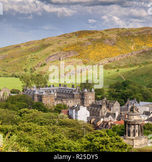 Edinburgh, Schottland, Großbritannien - 30 Mai 2011: Sommer Sonne scheint auf den Palast von Holyroodhouse in Edinburgh, mit Arthur's Seat für die Steigende in Holyrood Pa Stockfoto