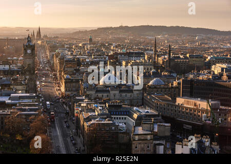 Geschäfte und Hotels zu beleuchtet durch die Wintersonne am Abend an der Princes Street in Edinburgh georgianischen Neustadt. Stockfoto