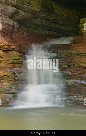 Wasserfall und Pool an die natürliche Brücke an der Clark Creek, Buffalo National River - Lost Valley Trail, Arkansas, USA Stockfoto