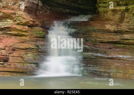 Wasserfall und Pool an die natürliche Brücke an der Clark Creek, Buffalo National River - Lost Valley Trail, Arkansas, USA Stockfoto