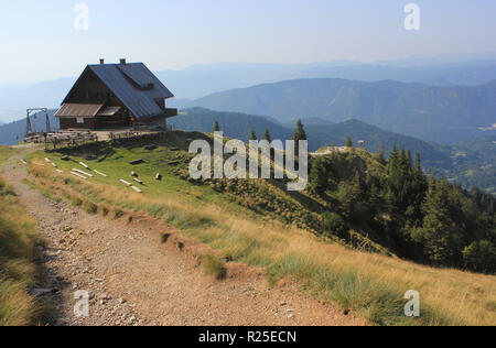 Hütte auf dem Berg Golica, Karawanken, Alpe Adria Trail, Slowenien, Mitteleuropa Stockfoto