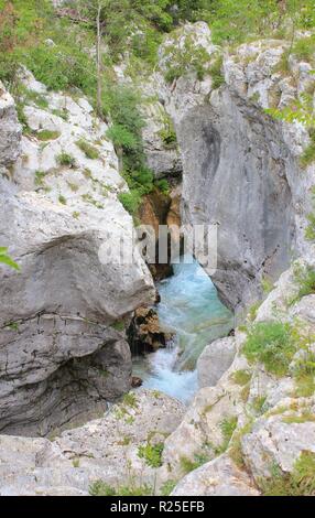 Steile und schmale Flussbett des Fluss Soca, Triglav Nationalpark, die Julischen Alpen, Alpe Adria Trail, Slowenien, Mitteleuropa Stockfoto