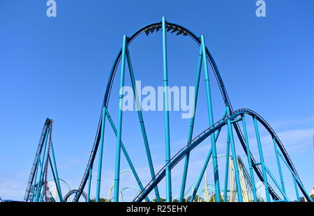 Orlando, Florida. Oktober 19, 2018 Panoramablick auf zwei grandiose Achterbahn in Seaworld Theme Park. Stockfoto