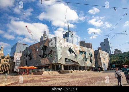 Federation Square im Stadtzentrum von Melbourne, Victoria, Australien Stockfoto