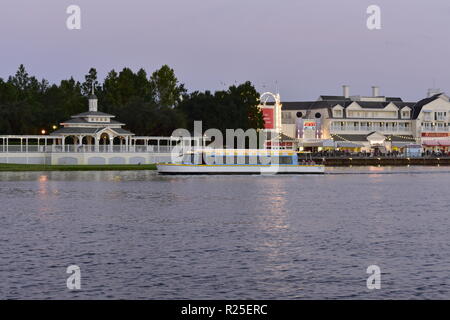 Orlando, Florida; Oktober 10, Taxi Boot 2018 das Verlassen von der Promenade, vor schönen viktorianischen Fahrt auf dockside, am Lake Buena Vista. Stockfoto