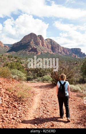 Frau Wanderer entlang Desert Trail auf Little Horse Trail in Sedona, Arizona Stockfoto