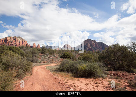 Blick entlang kleine Pferd wüste Wanderweg im Sedona Arizona Red Rock Buttes Stockfoto