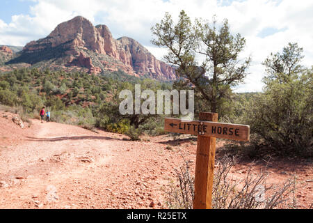 Blick entlang kleine Pferd wüste Wanderweg im Sedona Arizona Red Rock Buttes Stockfoto